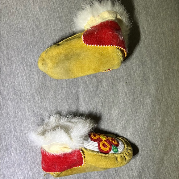 Rabbit fur and beaded floral moccasin - Picture 4 of 6
